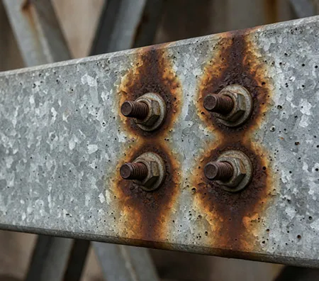 Corrosión galvánica: Qué es y cómo evitarla en instalaciones industriales